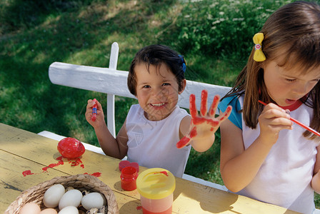 女孩画鸡蛋和手背景