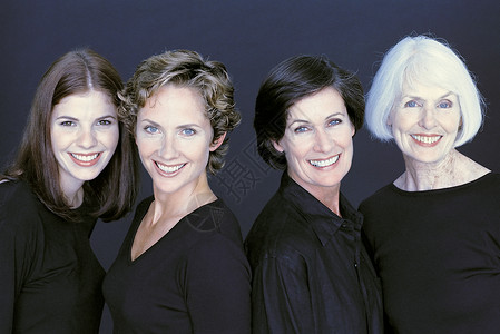 四位女性家庭成员的肖像图片