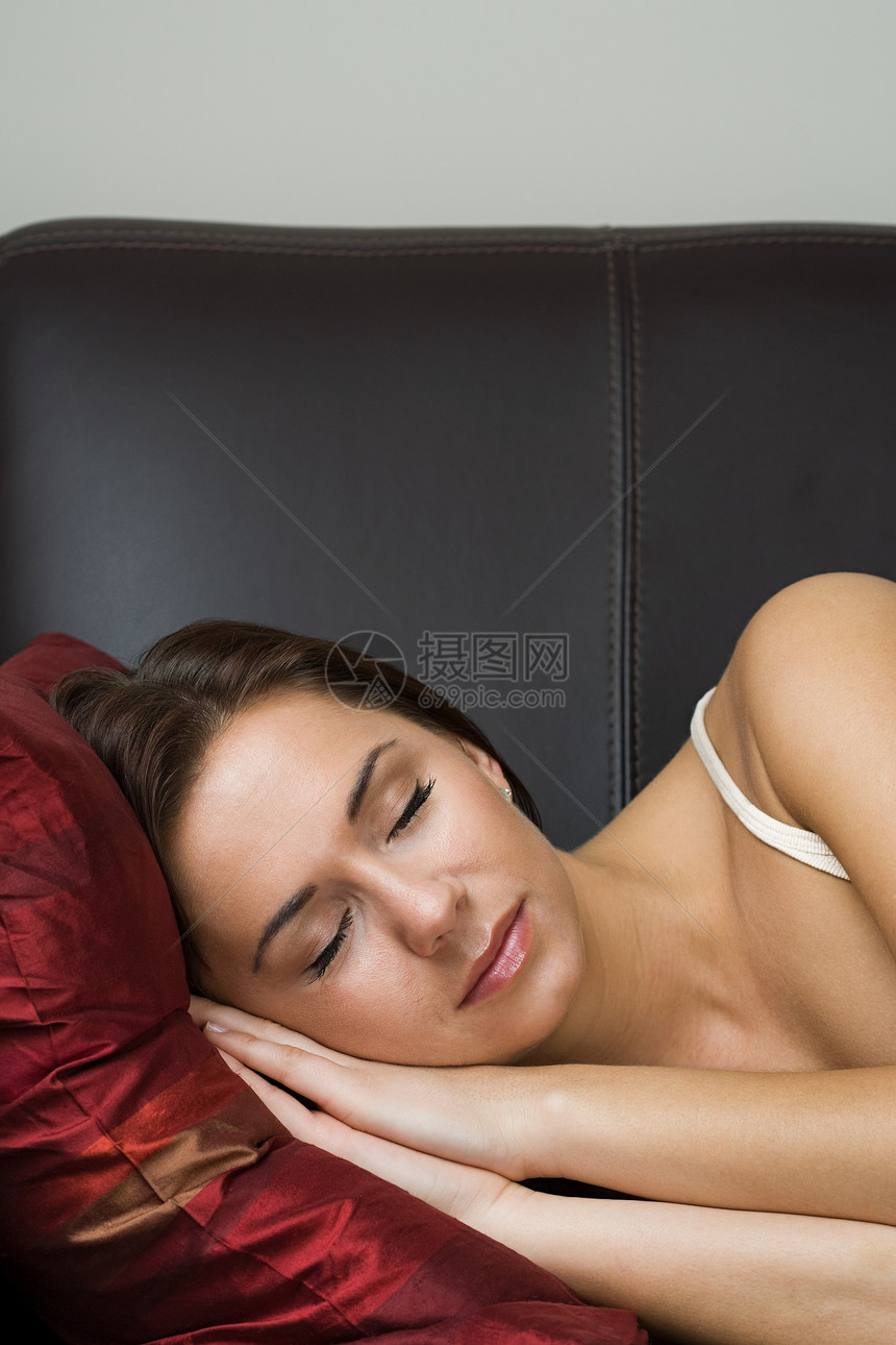 睡在沙发上的女人图片