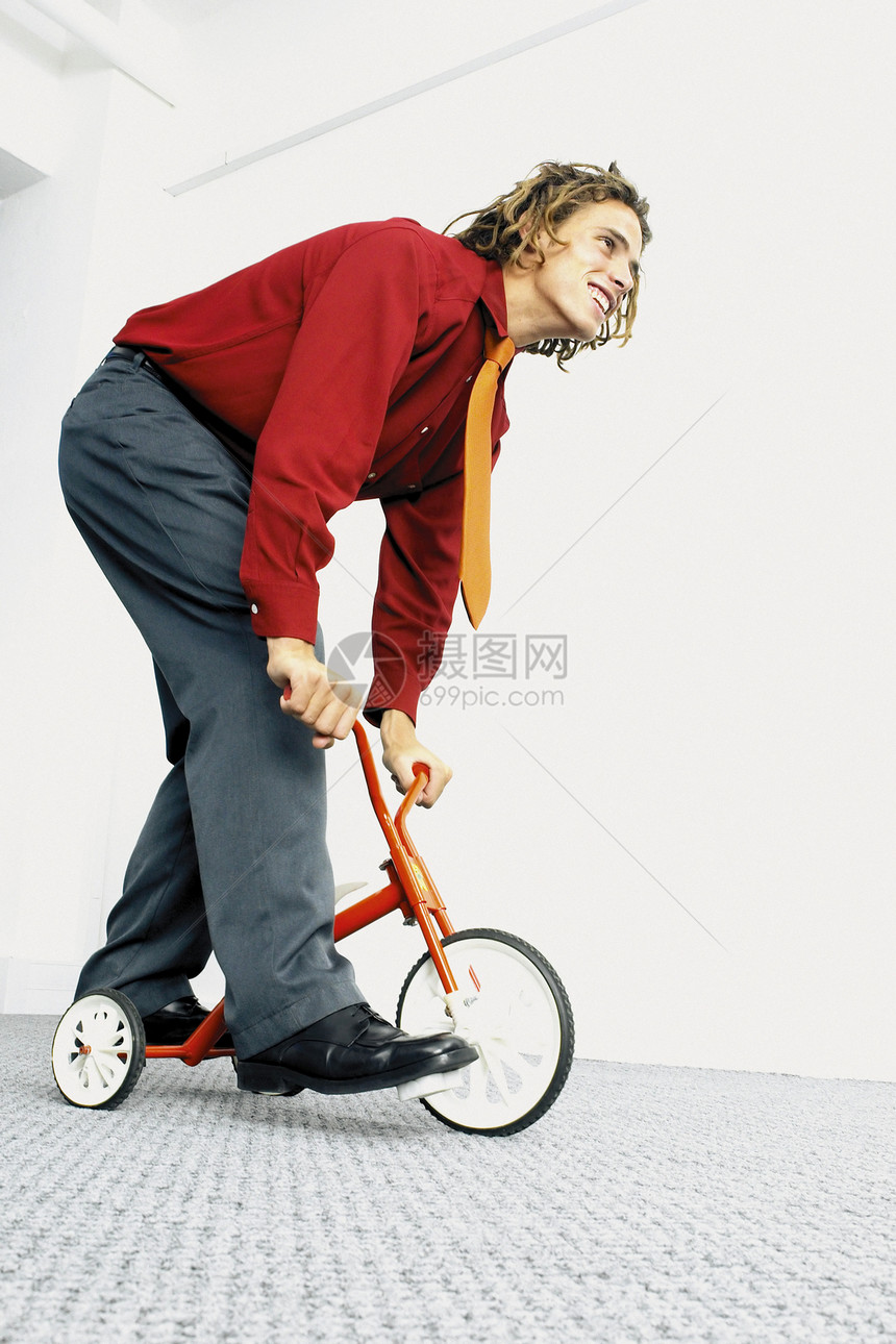 骑小三轮车的年轻男性图片
