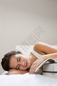 青年女性躺在床上休息图片