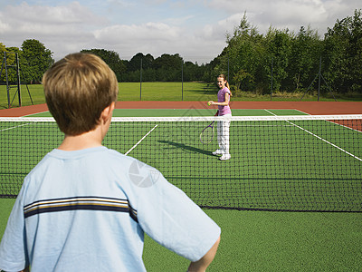 女孩打网球打网球的男孩和女孩背景