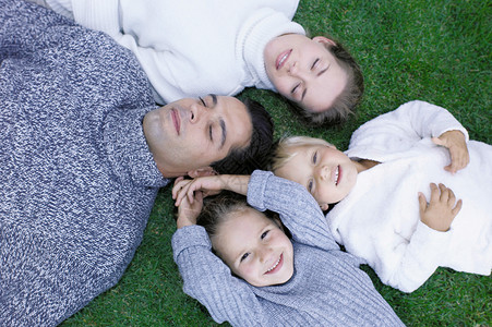 一家人躺在草地上图片