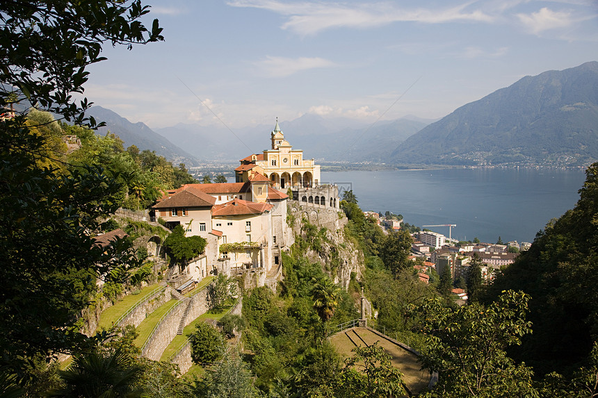 瑞士悬崖上的标志性建筑图片