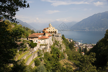 瑞士悬崖上的标志性建筑高清图片