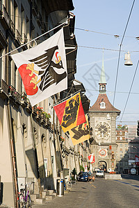 悬挂在瑞士街道上的旗帜图片