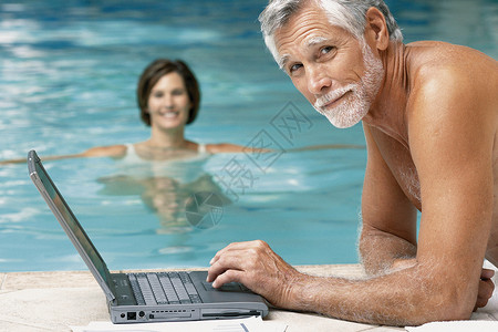 带电脑的游泳池男女图片