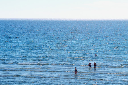 人们站在海水里图片