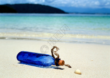 海滩上的蓝色漂流瓶图片