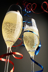 彩带和香槟酒杯背景图片