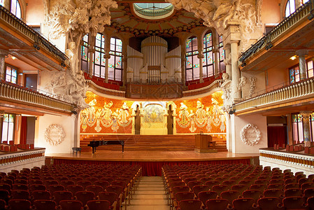 坐在西班牙巴塞罗那卡塔利亚纳音乐宫华丽的内部图片