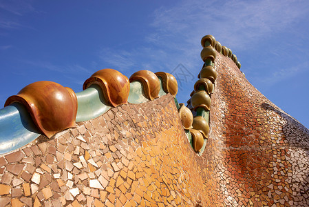 西班牙巴塞罗那卡萨巴托屋顶华丽的设计高清图片