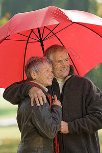 打红色雨伞的夫妇背景图片