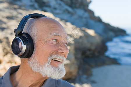 戴耳机听音乐的老人图片