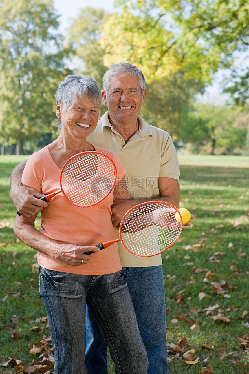 打羽毛球的老年夫妇图片