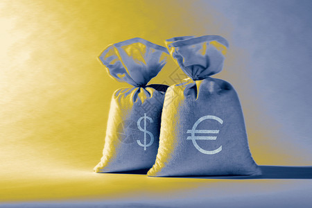 钱袋上的欧元和美元符号背景图片