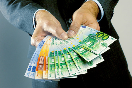 欧元钞票持有钞票的人背景