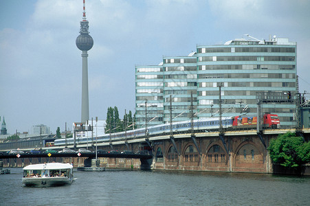 德国柏林斯普雷河新办公楼视图高清图片