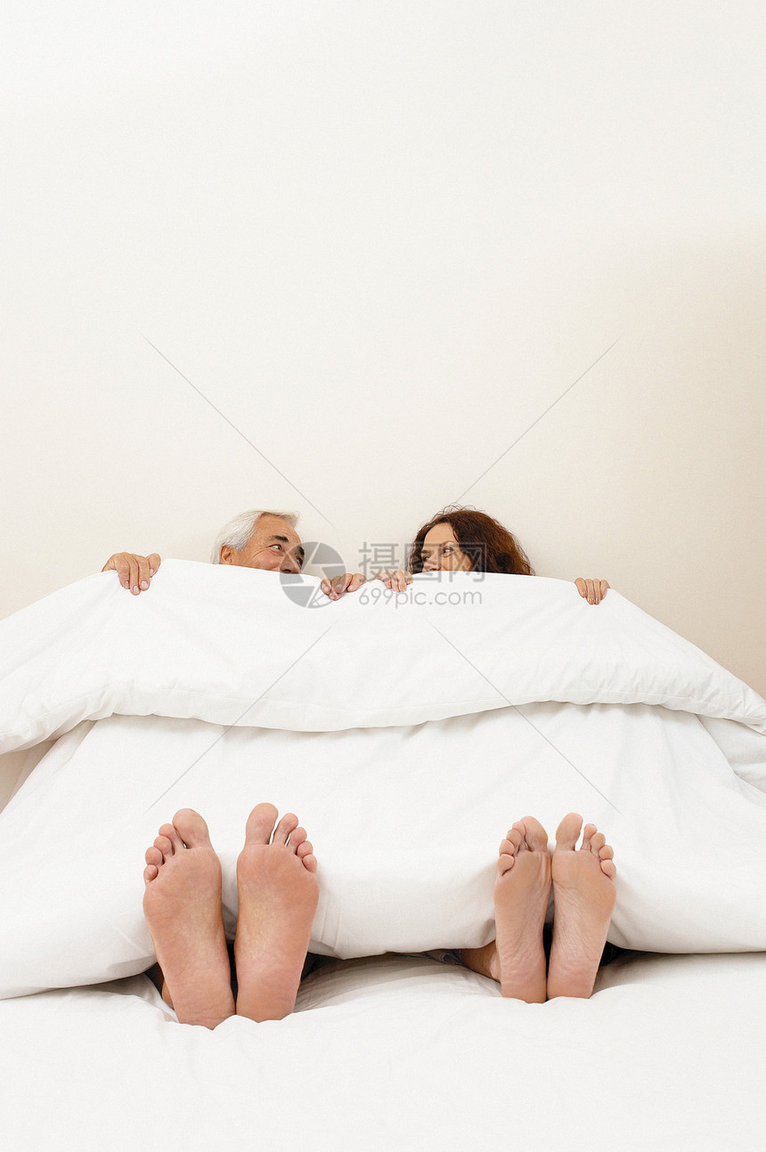 床上夫妇图片