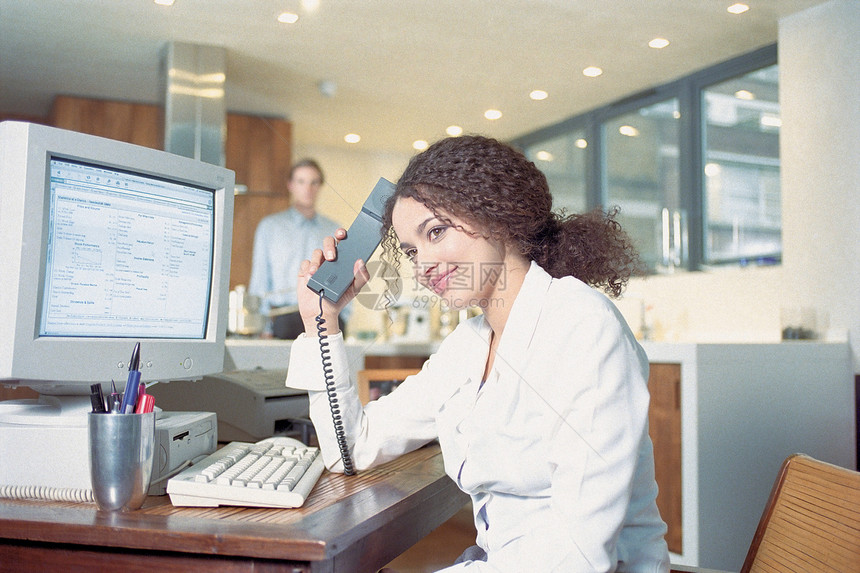 办公室里打电话的女商人图片