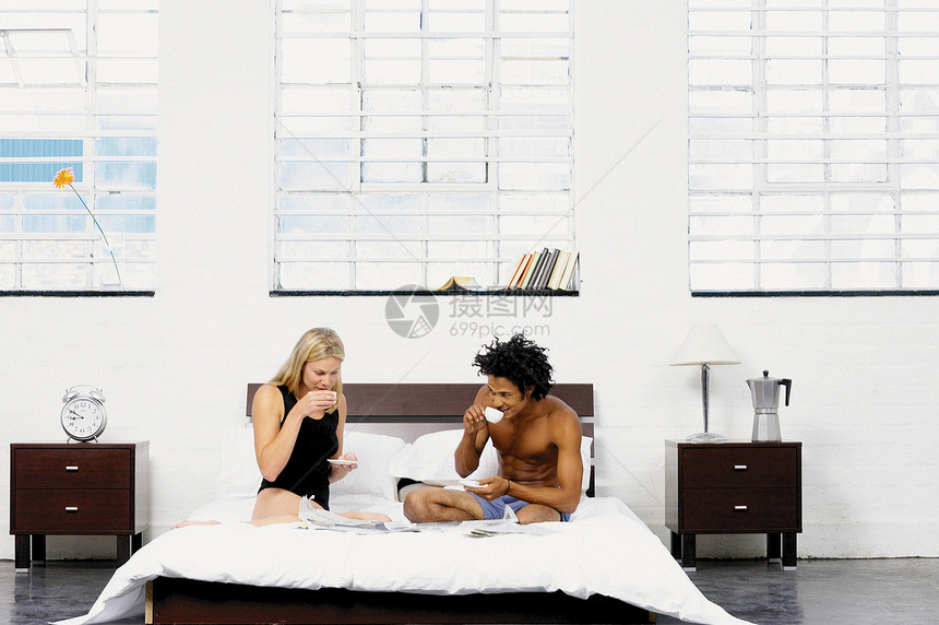 在床上喝咖啡的夫妇图片
