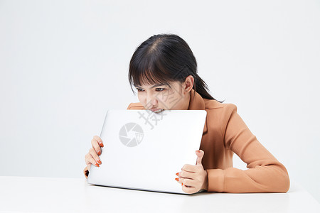 青年女性厌烦工作啃电脑图片