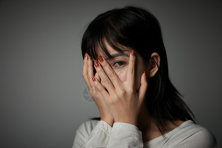 青年女性忧伤捂脸图片
