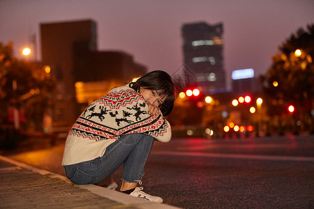 青年女性路边忧伤等待图片