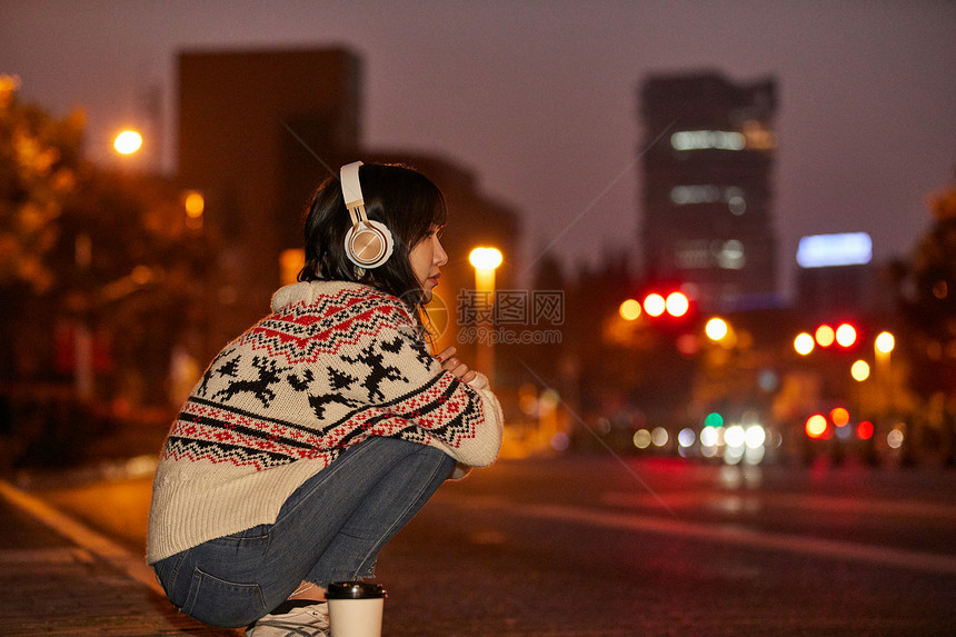 青年女性夜晚等车图片