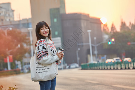 中國花紋青年女性等车背景