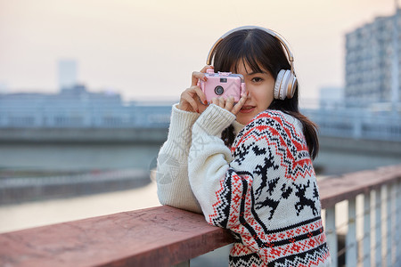 青年女性倚靠栏杆图片