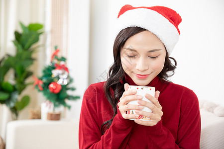 冬季圣诞女性居家喝咖啡背景图片