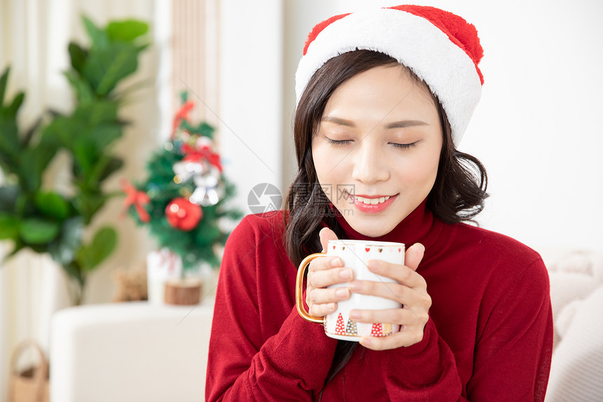 冬季圣诞女性居家喝咖啡图片