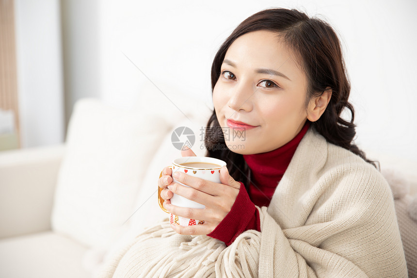 女性冬季居家端着咖啡图片