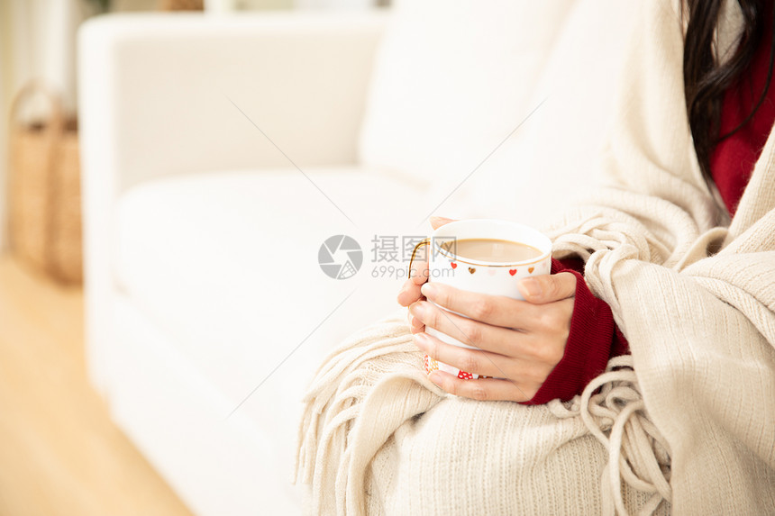 女性冬季端着咖啡杯特写图片