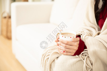 居家办公裹着毛毯的女性女性冬季端着咖啡杯特写背景