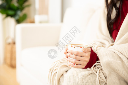 预防寒冷冬季喝茶泡脚人物插画女性冬季端着咖啡杯特写背景