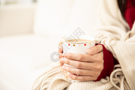 居家办公裹着毛毯的女性女性冬季端着咖啡杯特写背景