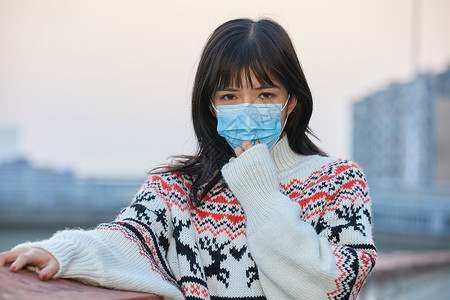 空气污染图标年轻美女戴口罩背景