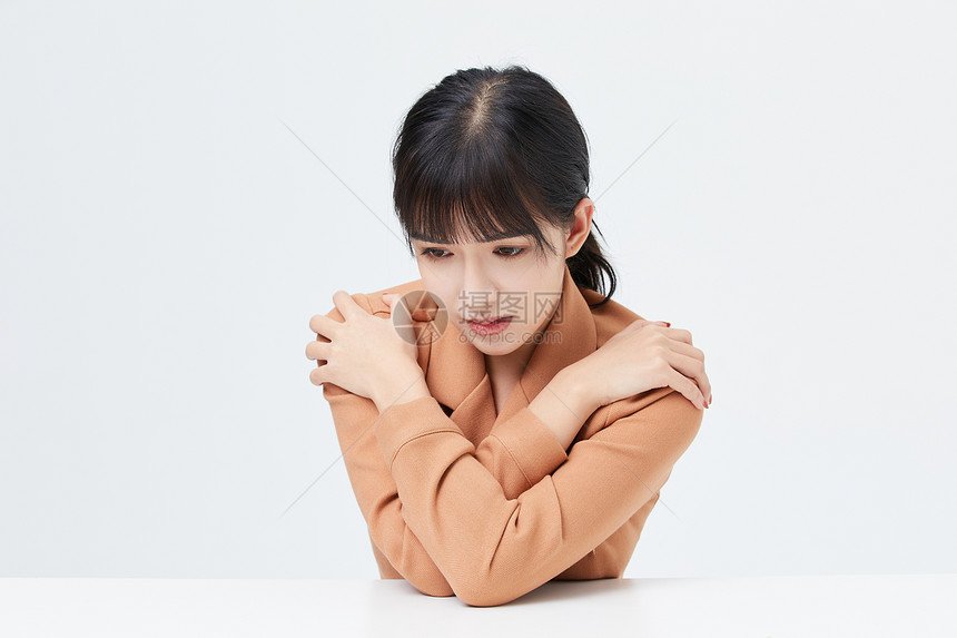 年轻女性肩膀酸痛图片