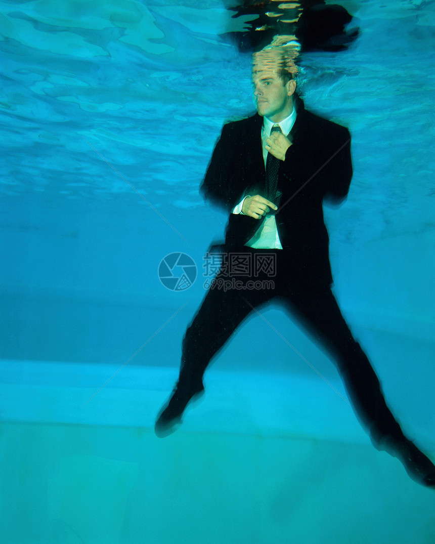 水下调整领带的男人图片