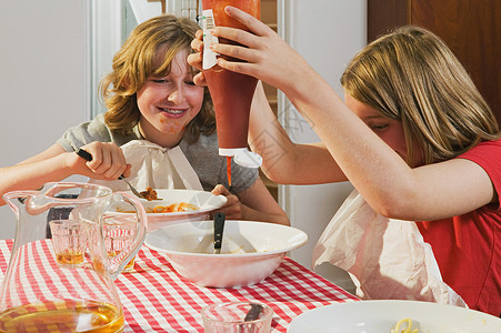 餐桌上吃东西女孩图片