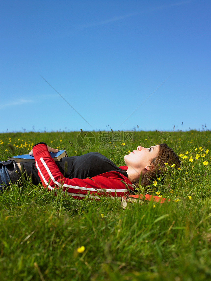 躺草地上的年轻女子图片