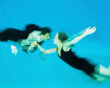 一对在游泳池里跳舞的夫妇高清图片