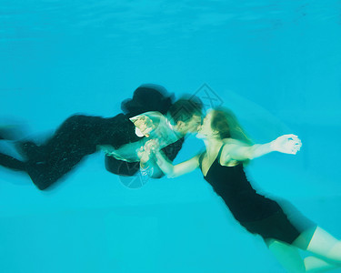 游泳池里接吻的夫妇图片