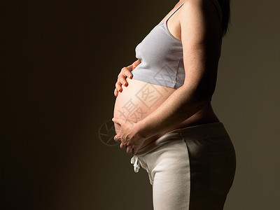 孕妇触摸胃部图片