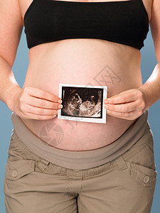 手持扫描图的孕妇图片