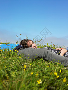 躺在草地上的俩人图片