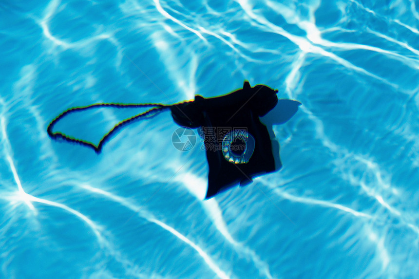 游泳池底部的电话图片