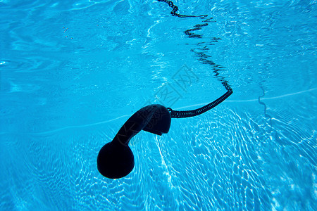 游泳池里的电话听筒图片